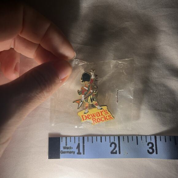 Vintage Dewar’s Scotch “Dewar’s Rocks” Pin New in Package Bar Promo Collectible - Picture 2 of 3